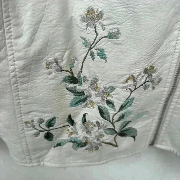 Levi's Women's White Floral Embroidered Jacket - Picture 12 of 15